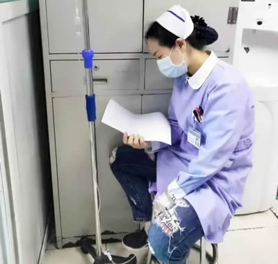 四川省生殖健康研究中心附属生殖专科医院护士长打着点滴坚持工作