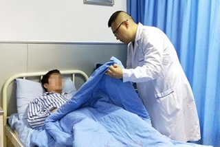四川省人民医院冯强主任看望一例成功接受显微手术的VAC患者
