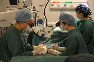 手术进行中，主刀医生为四川省人民医院冯强主任和张红英医生